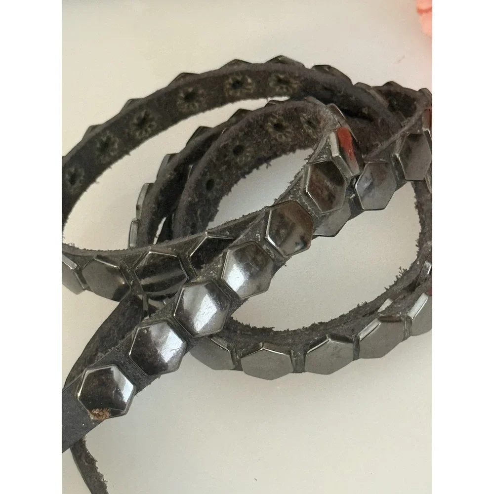 Gap Black Leather Skinny Belt With Gun Metal Colored Adornment Fits 33-37